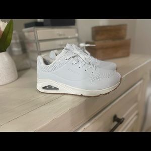 Se venden tenia marca Skechers en perfecto estado solo dos veces de uso.